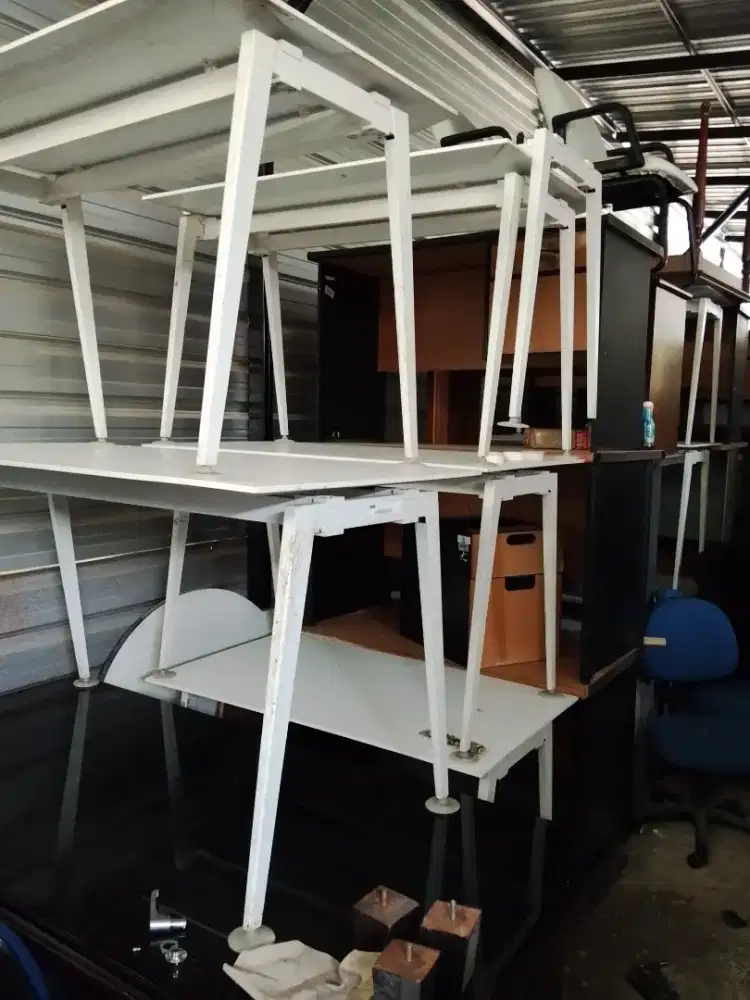 Meja kerja kaki besi bekas