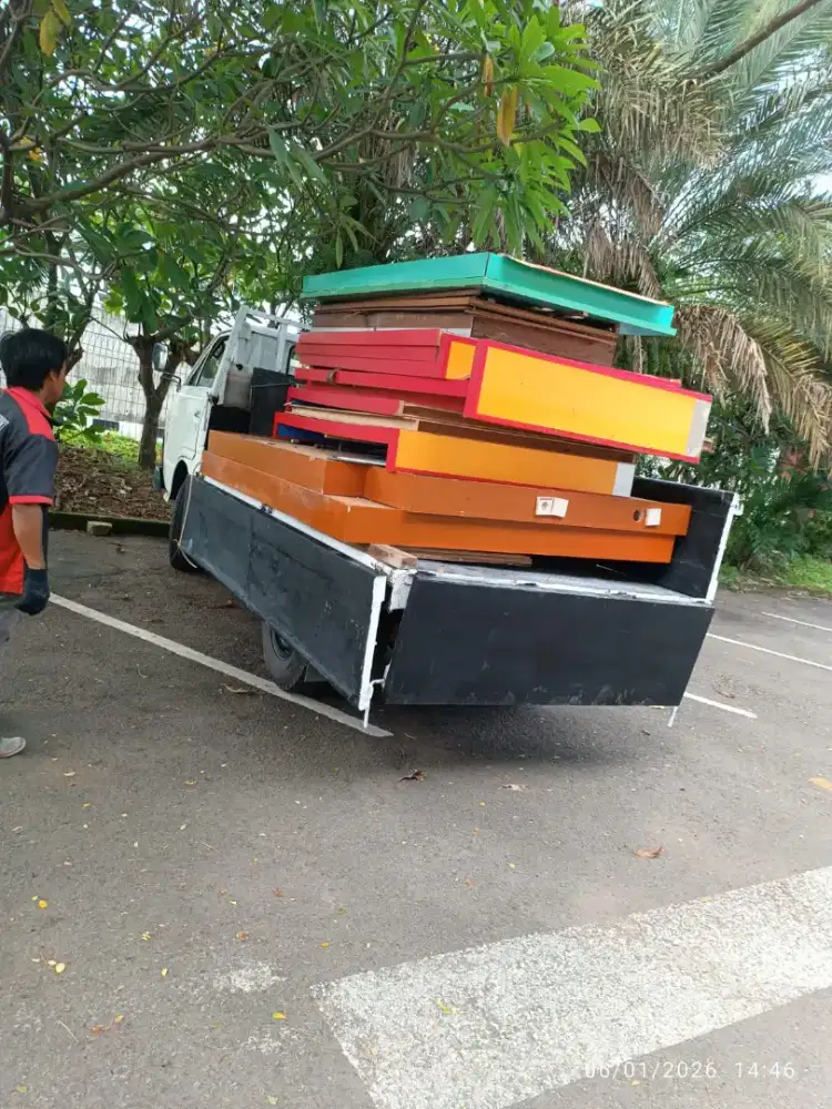 Mobil engkel losbak buat pindahan kost kosan