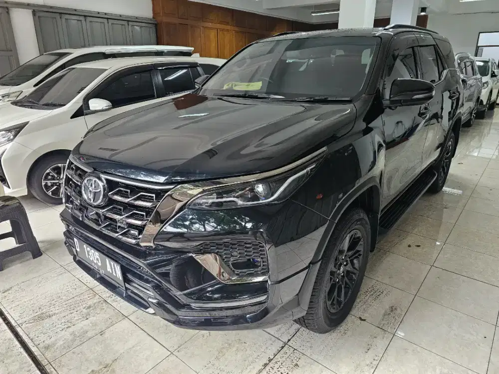 Toyota fortuner 2.8 GR diesel at 2022 hitam, km 24rb, service recore