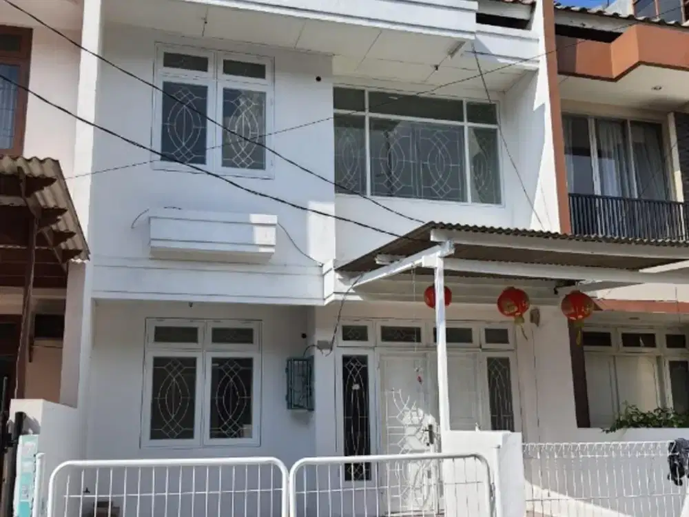 Dijual Rumah 2 lt, hdp selatan, shm Taman Palem