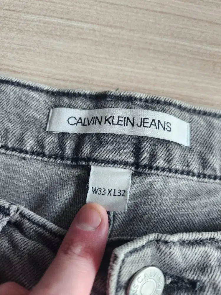 Calvin Klein Jeans Abu-abu Muda W33 L32 - Seperti Baru
