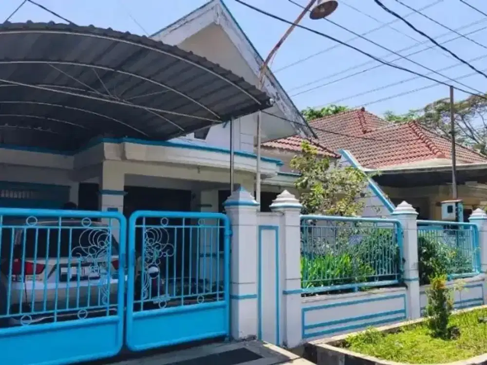 Rumah Manyar Terawat Strategis Dekat Tengah Kota