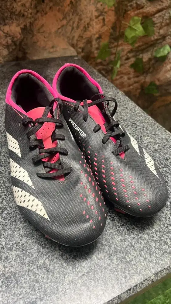 Sepatu bola Predator