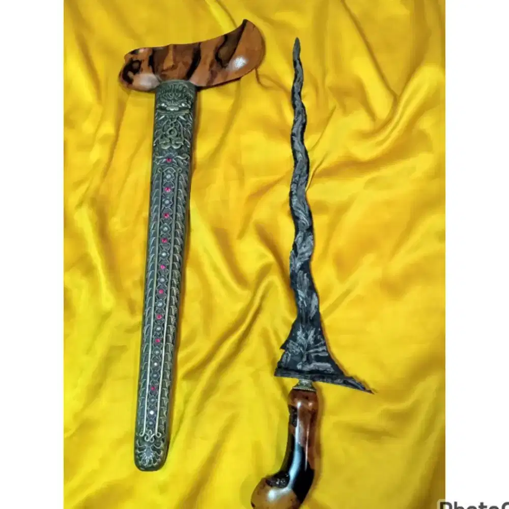 Keris Sabuk Inten Sepuh Luk 11 Pamor Blarak Sineret Tangguh Majapahit
