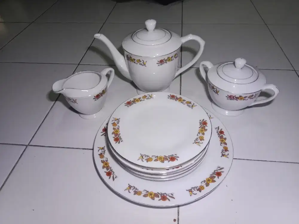 1 piring besar + 6 piring kecil