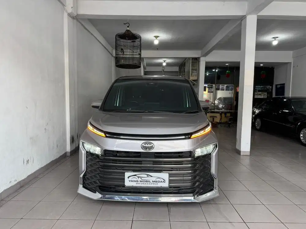 Toyota Voxy 2.0 CVT 2023 / 2024 Abu