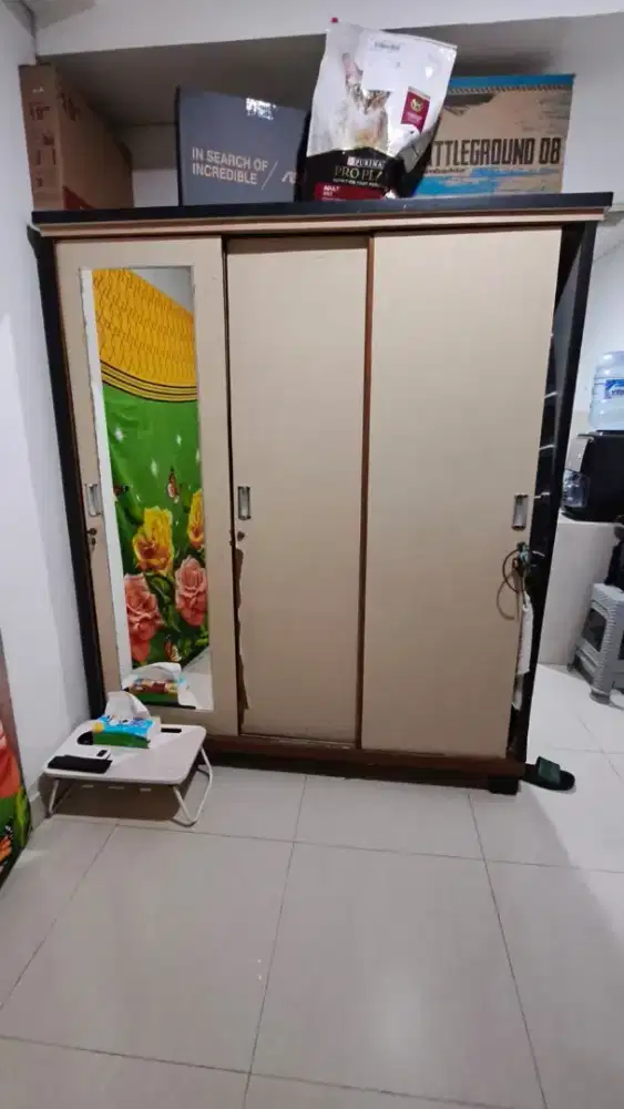 Jual cepat lemari pakaian, karena mau pindahan.