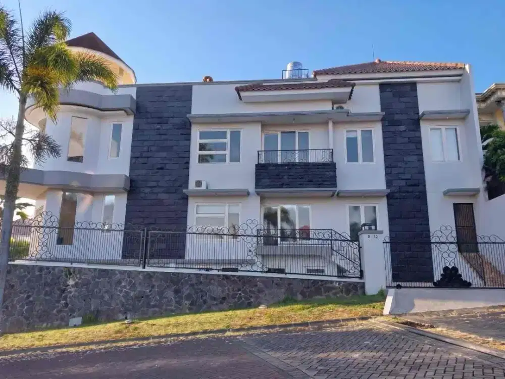 Dijual rumah super mewah semi furnished di Boulevard Villa Puncak Tidar, Kota Malang