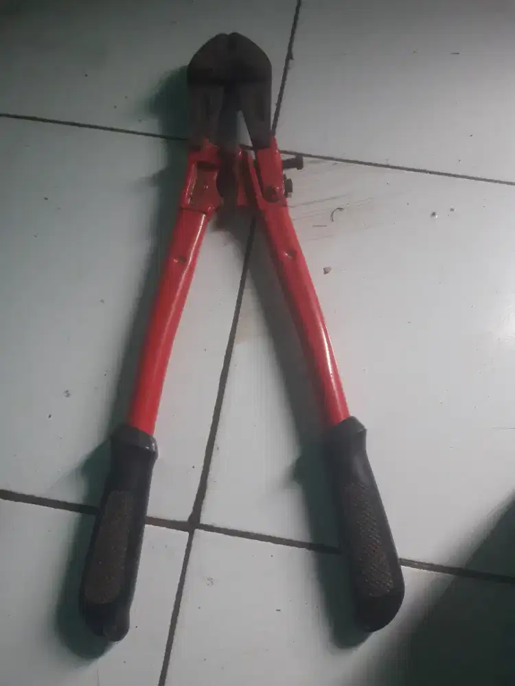 Gunting potong besi
