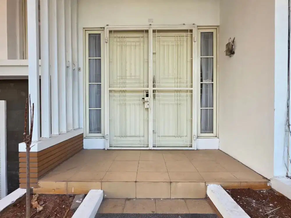Exclusive House Siap Huni Depan Danau Lokasi Strategis di Crown Golf Boulevard, Pik 1