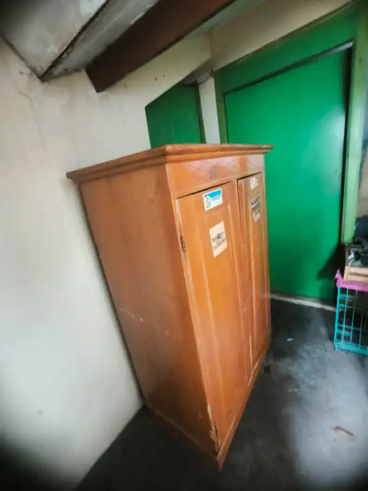 Lemari kayu kuat