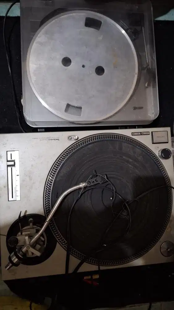 musik piring hitam