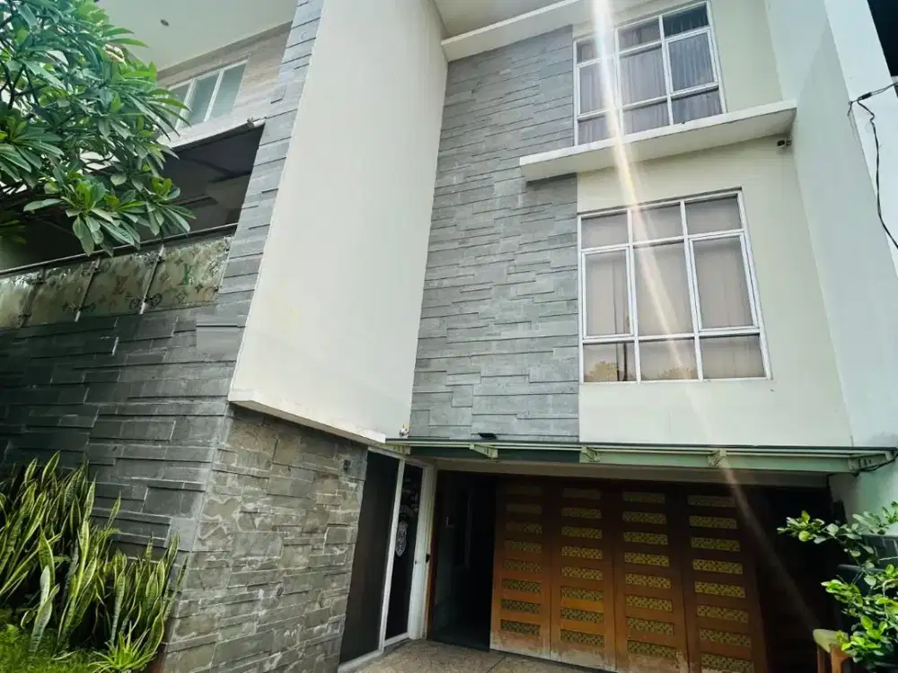 Rumah 3 Lantai Full Furnished dengan Home Theater di Cirendeu AM-19534