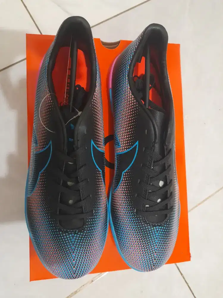 Sepatu futsal ortuseight lamin in