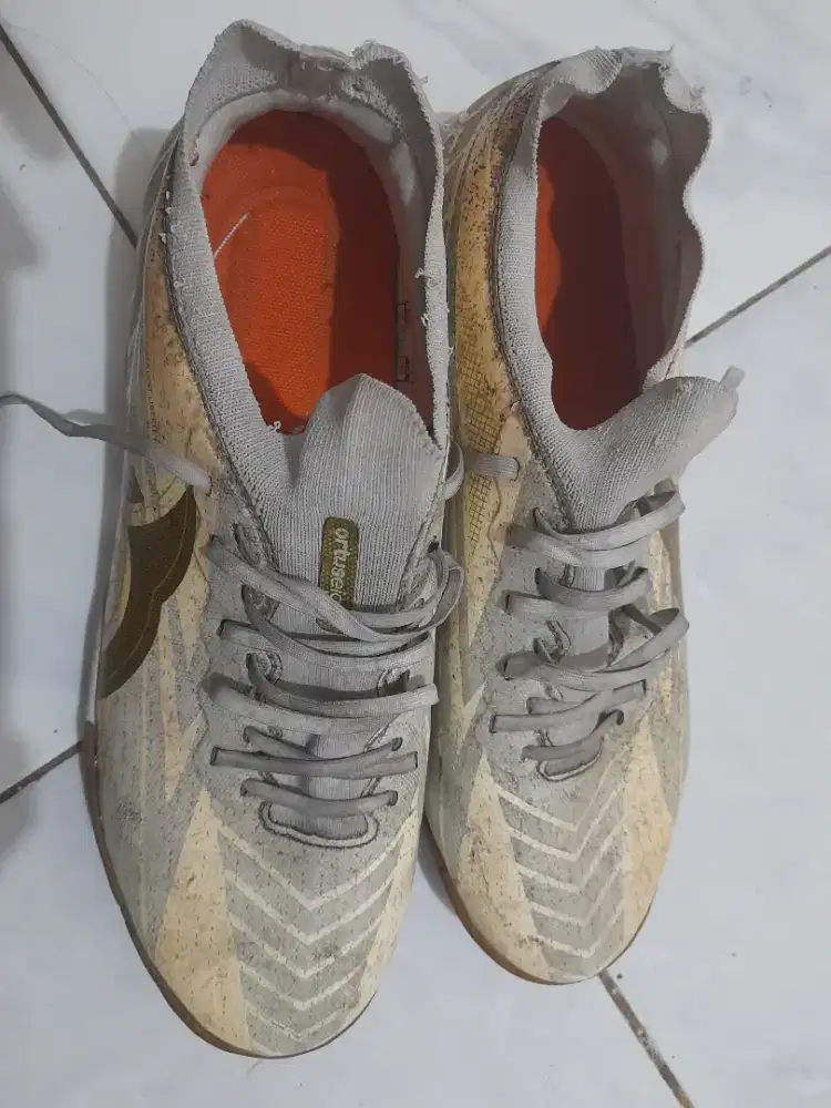 Sepatu futsal ortuseight catalyst