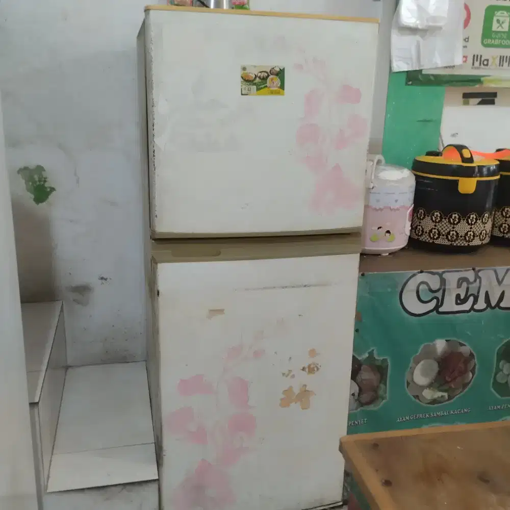 Kulkas merk Sharp 2 pintu kondisi mati