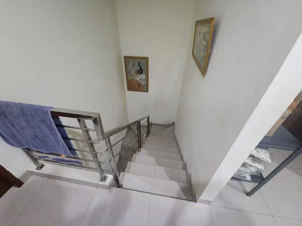 Dijual rumah 2 lantai siap huni di taman surya