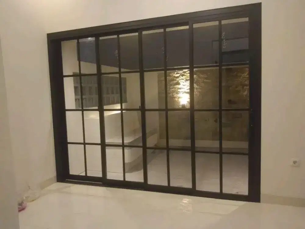 Partisi kaca aluminium