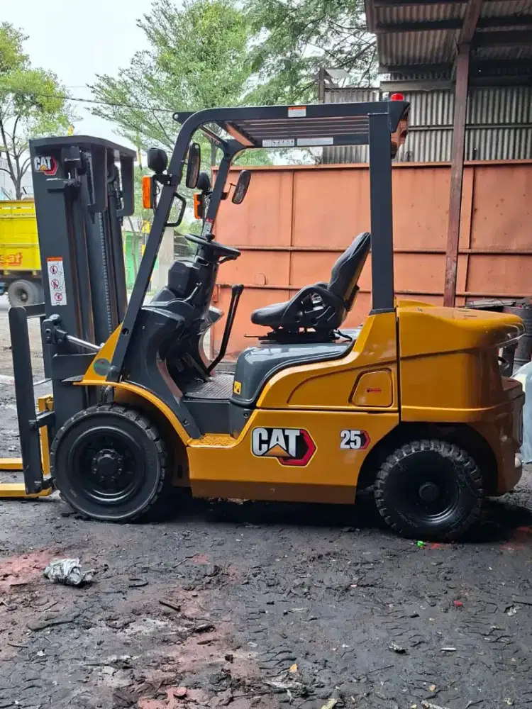 Forklift Caterpillar 2,5 Ton,Tiang 3 Meter,Manual,Mesin S4S,Tahun 2022