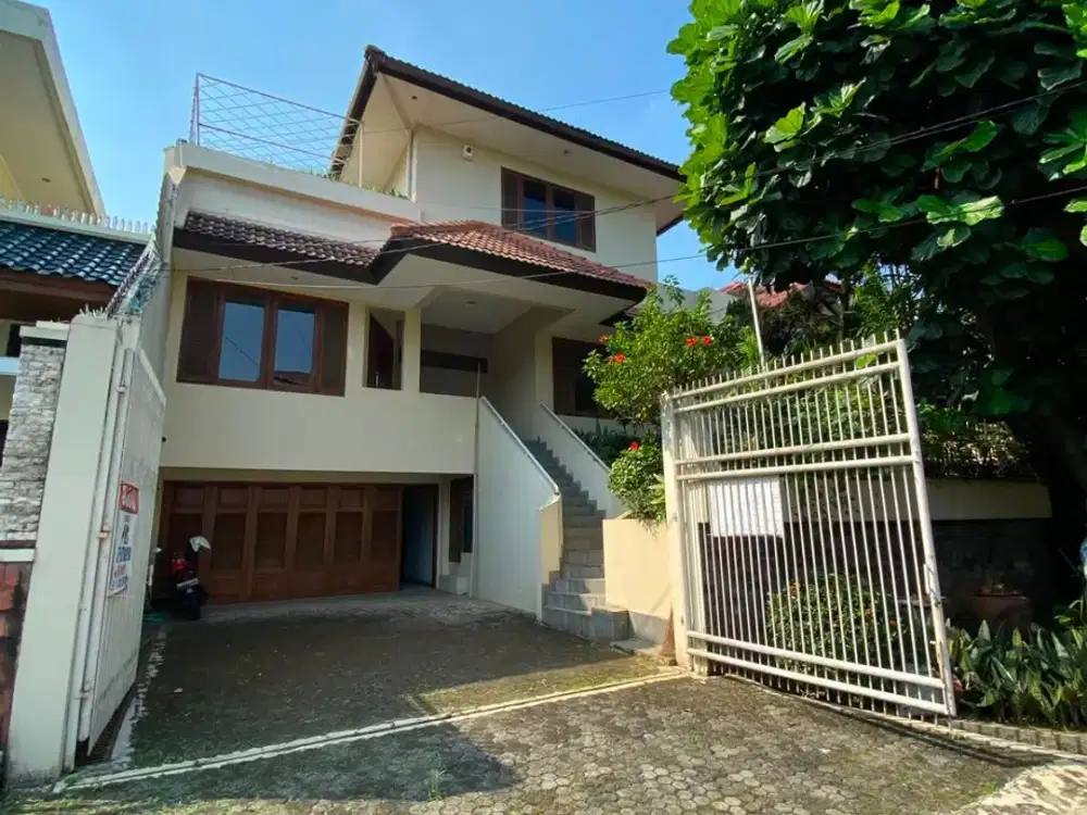 Rumah Luas 500 m² di Cinere! Dalam Komplek Besar, Akses Strategis ke Jakarta Selatan!
