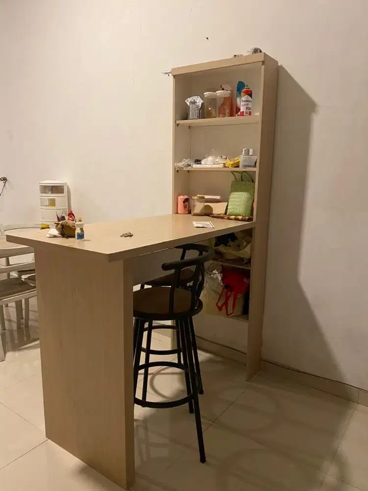 Meja bar dan kursi