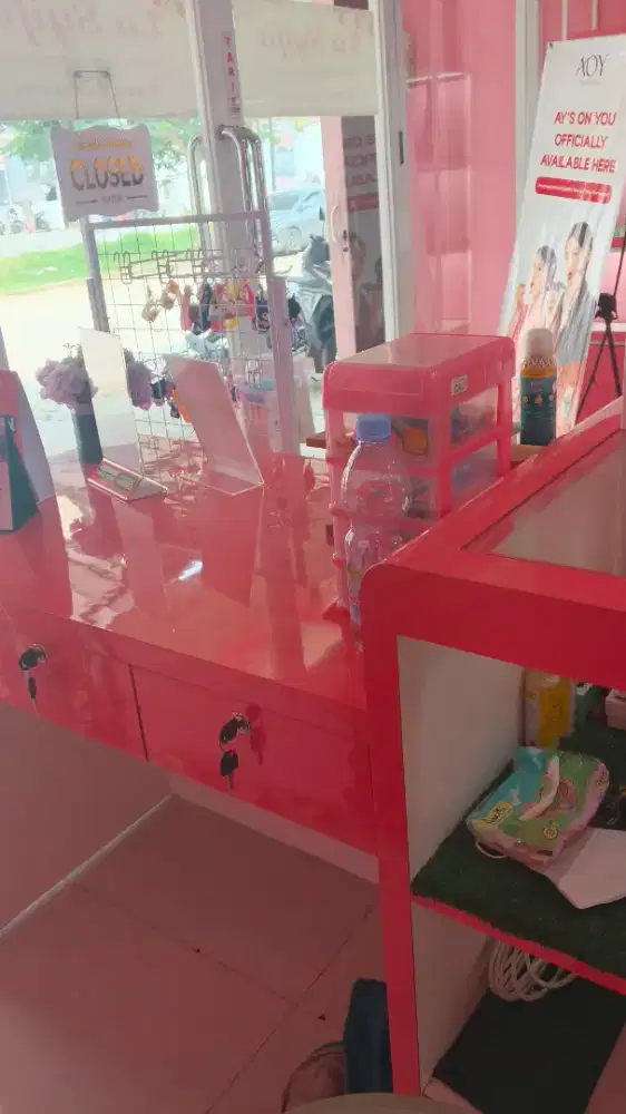 Rak display kosmetik, fashion, aksesoris