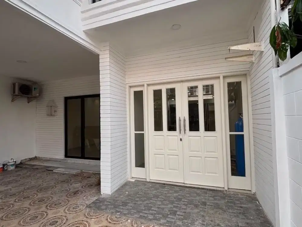 Rumah Dijual Taman Palem Lestari Jakbar 2 Lantai 4 Kamar Tidur