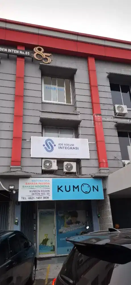 Disewakan dengan harga murah lantai 2 dan lantai 3 dari sebuah Ruko .