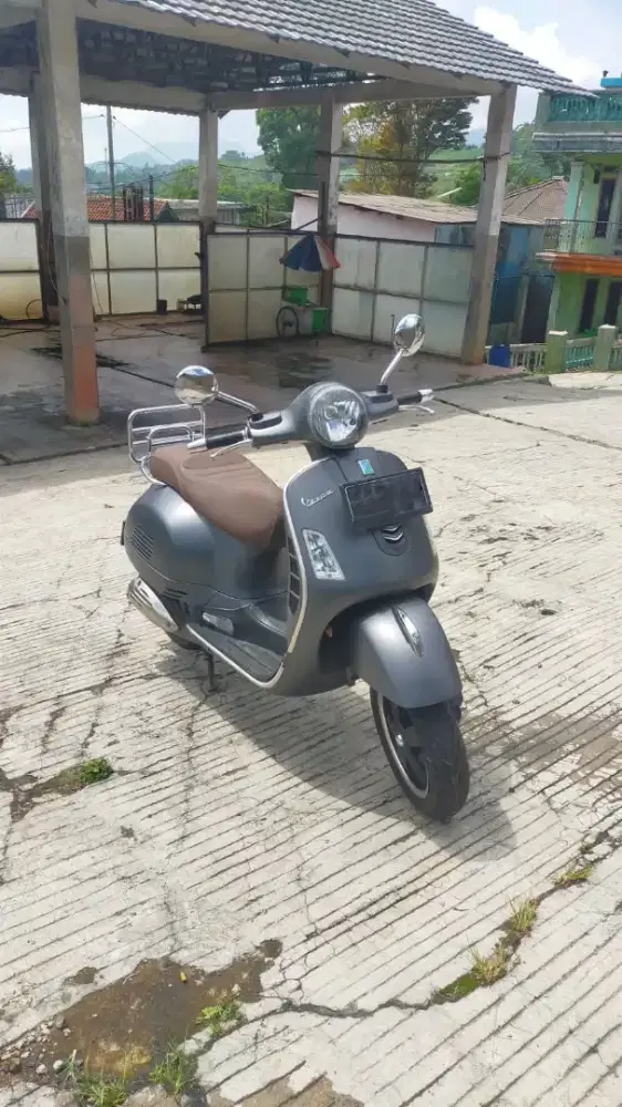 Jual Vespa matic GTS 150 2015 KM low banget
