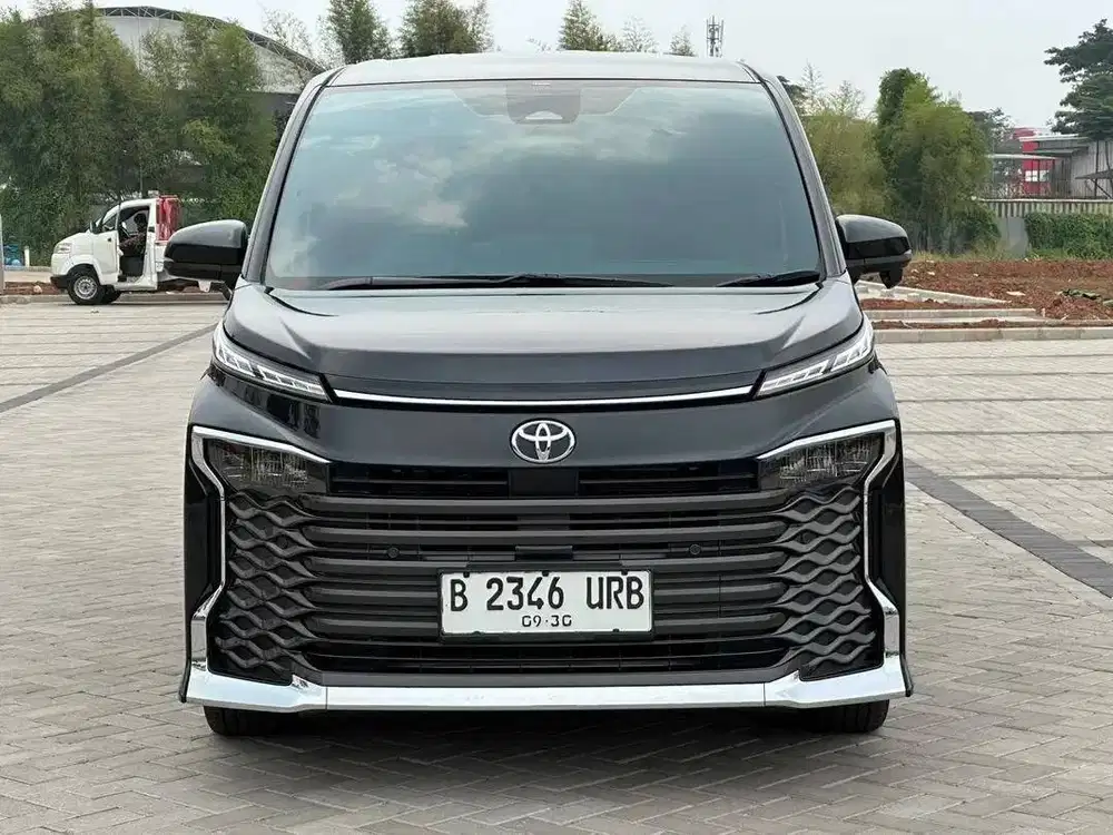 TOYOTA VOXY MATIC AT HITAM 2025 KM LOW GENAP