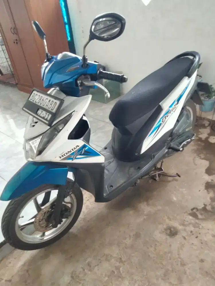 Di Jual motor honda beat warna putih biru