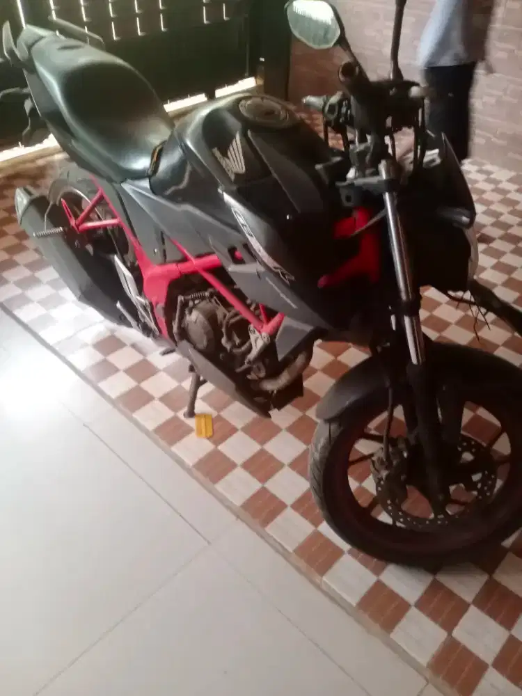 Honda CB150R tahun 2016 tangan pertama