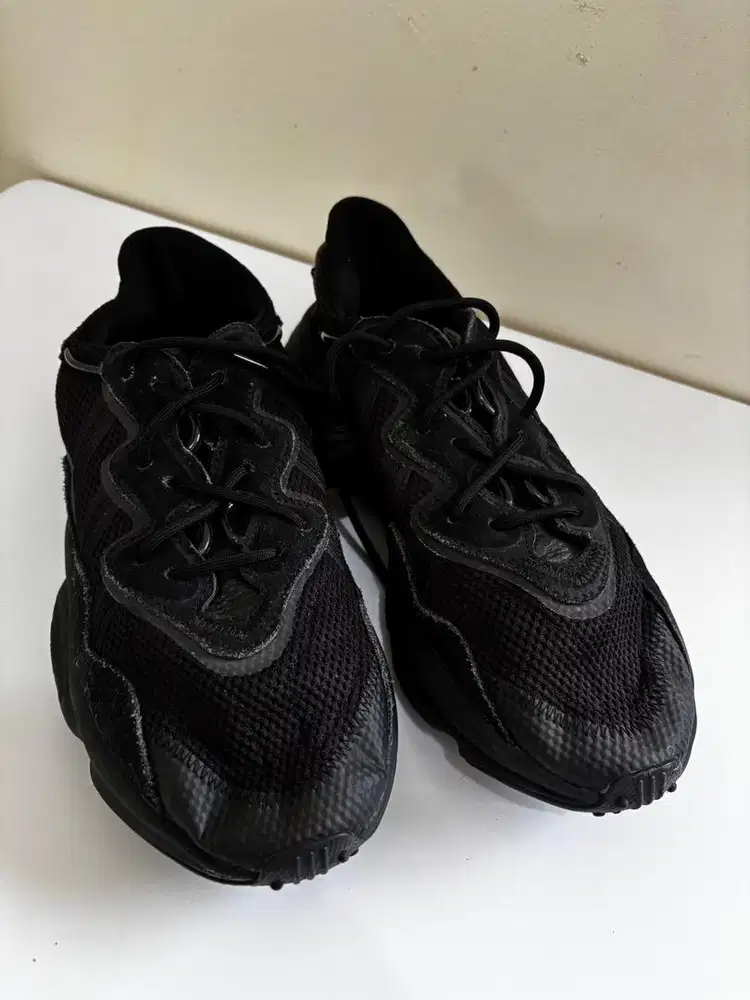 Sepatu adidas ozweego