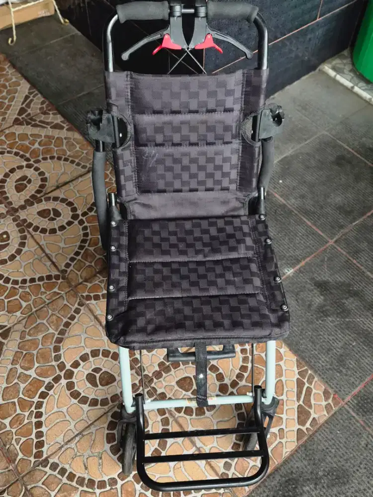 Kursi roda like new ada handle tangan