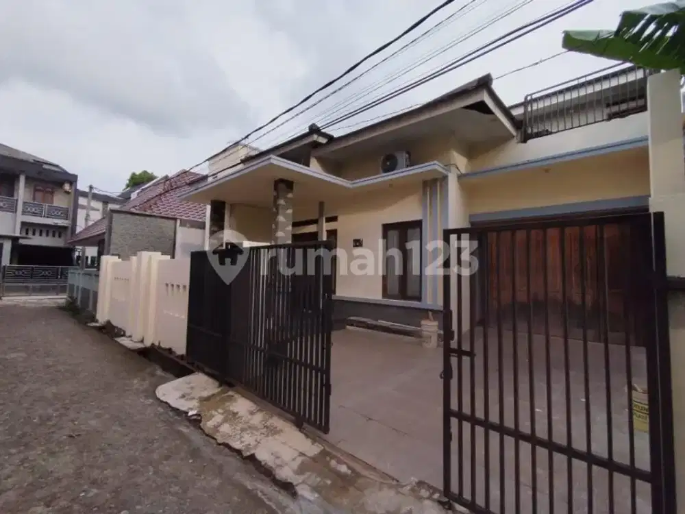 Rumah Dekat Tol Jagorawi Cilangkap Jakarta Timur SHM Rapi Siap Huni