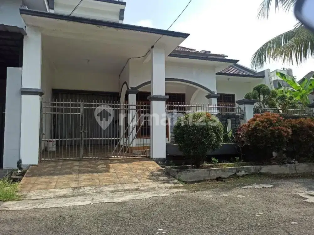 Rumah Dekat Tol Jatiwarna Komplek Bulog SHM Rapi Siap Huni