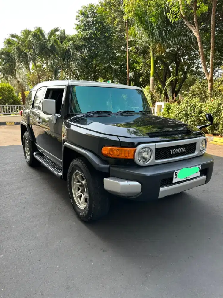 Toyota fj cruiser hitam kondisi bagus