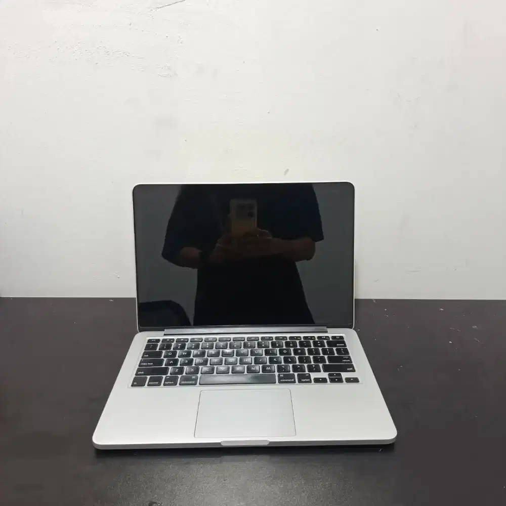 MacBook pro 2015
‎Core i5 
‎Ram onboard 
‎no ssd