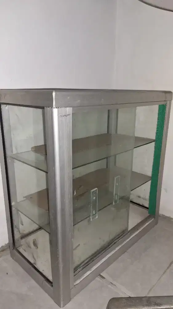 Etalase rokok masih mulus