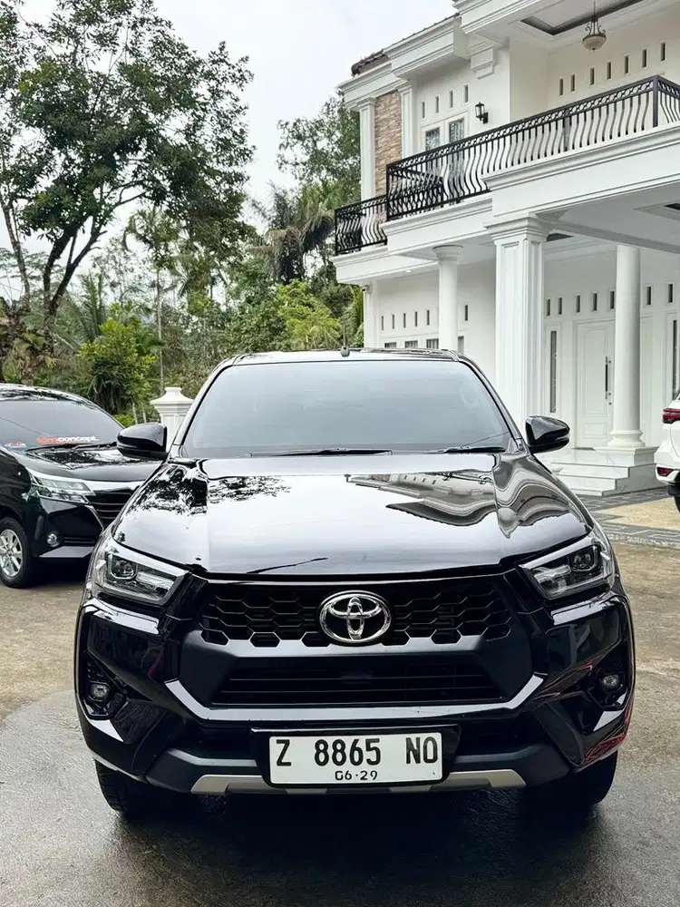 HILUX V 4X4 2024 AUTOMATIC Km 2 Ribu Perak