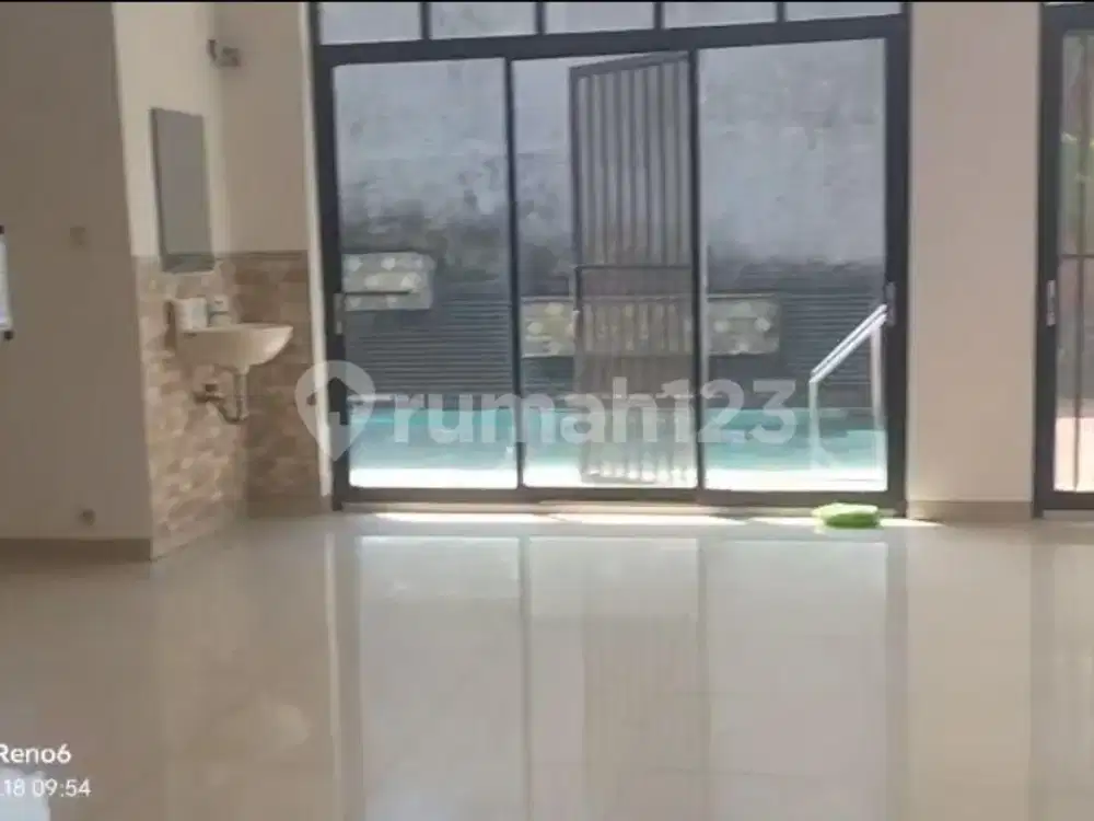 Rumah Ada Kolam Renangnya di Bukit Permai Jaktim