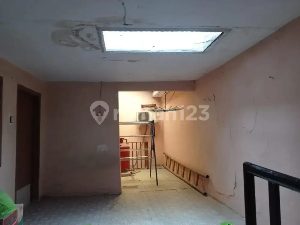 Rumah Strategis di Sebrang Kokas Tebet Jaksel