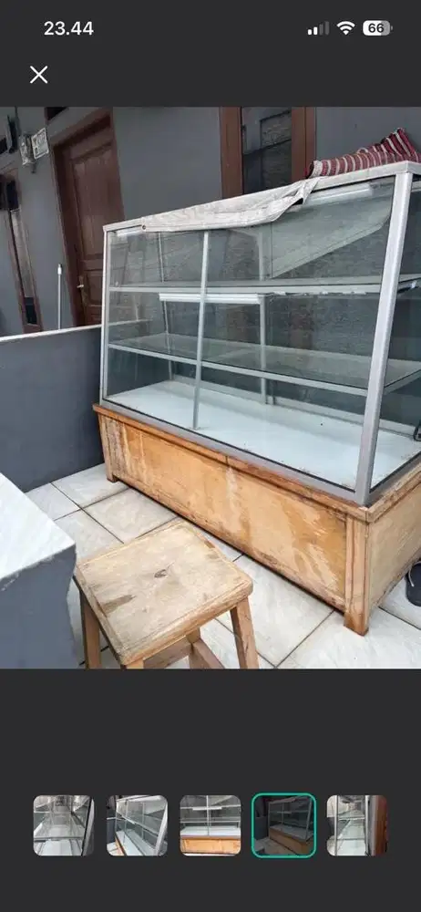 Etalase Kaca Tebal