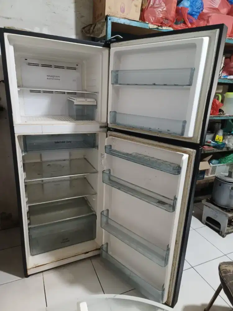 Jual kulkas 2 pintu dalam keadaan mati pakai 2 tahun aja masih baru