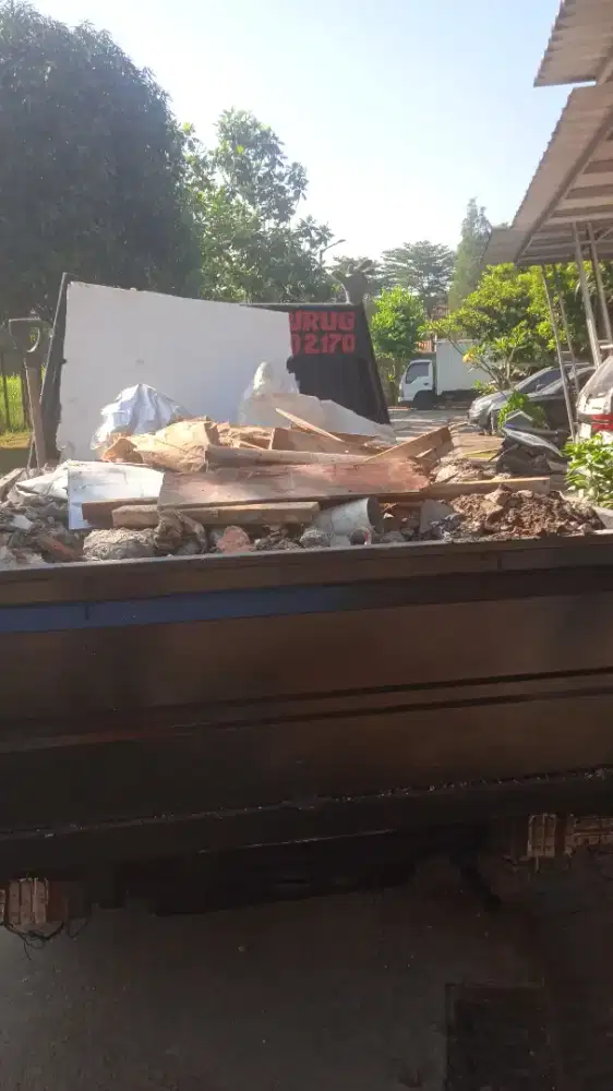 Buang sampah puing-puing tanah
