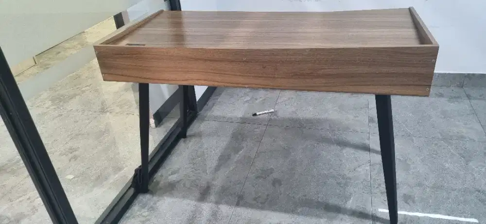 Meja Staf Informa