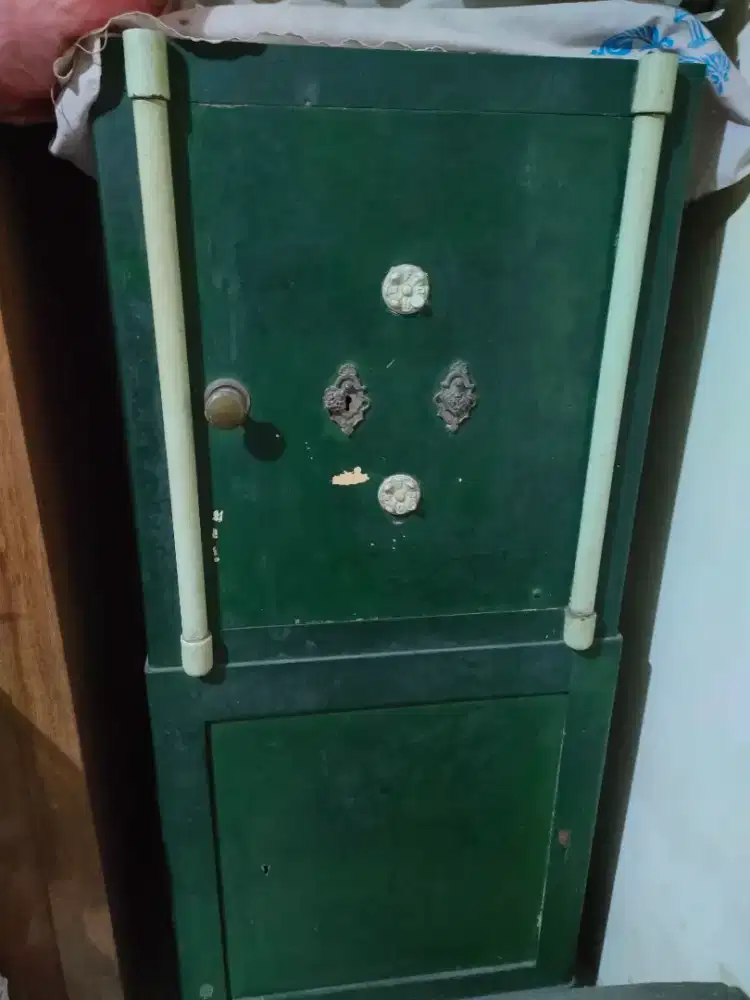 Brankas kuno dari besi