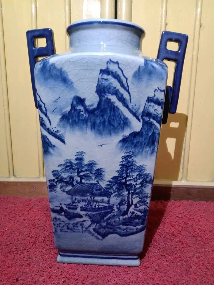 Guci keramik putih biru