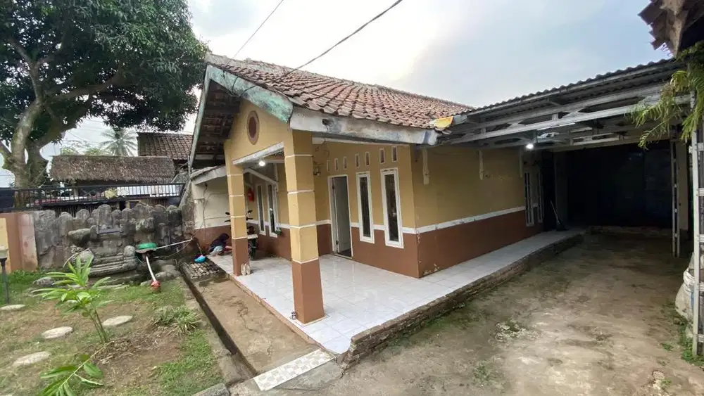 Rumah depan jalan raya