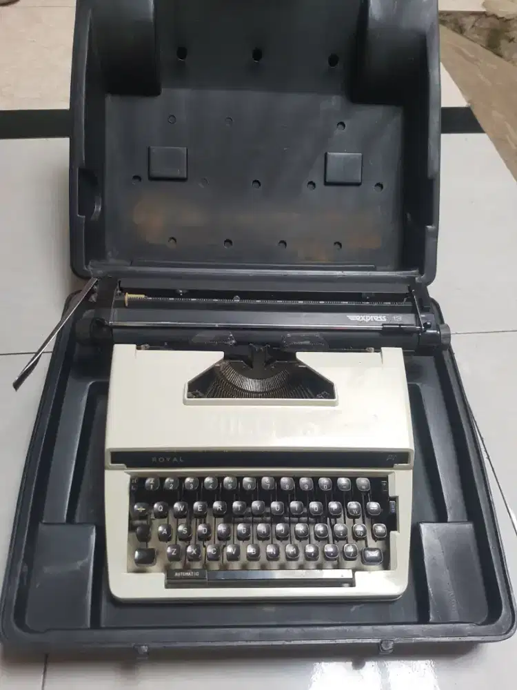 Mesin tik Royal expres 13 in masih normal